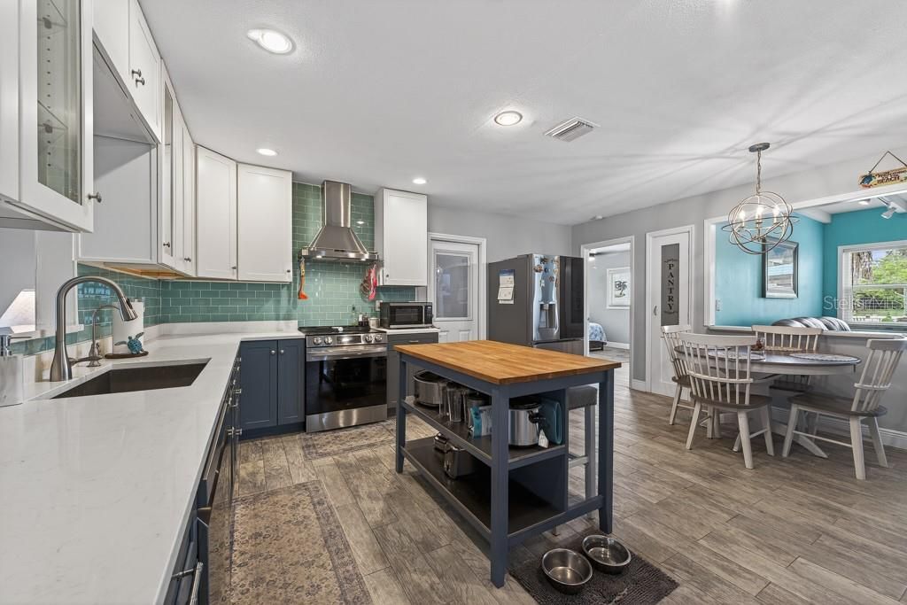 For Sale: $425,000 (3 beds, 2 baths, 1528 Square Feet)