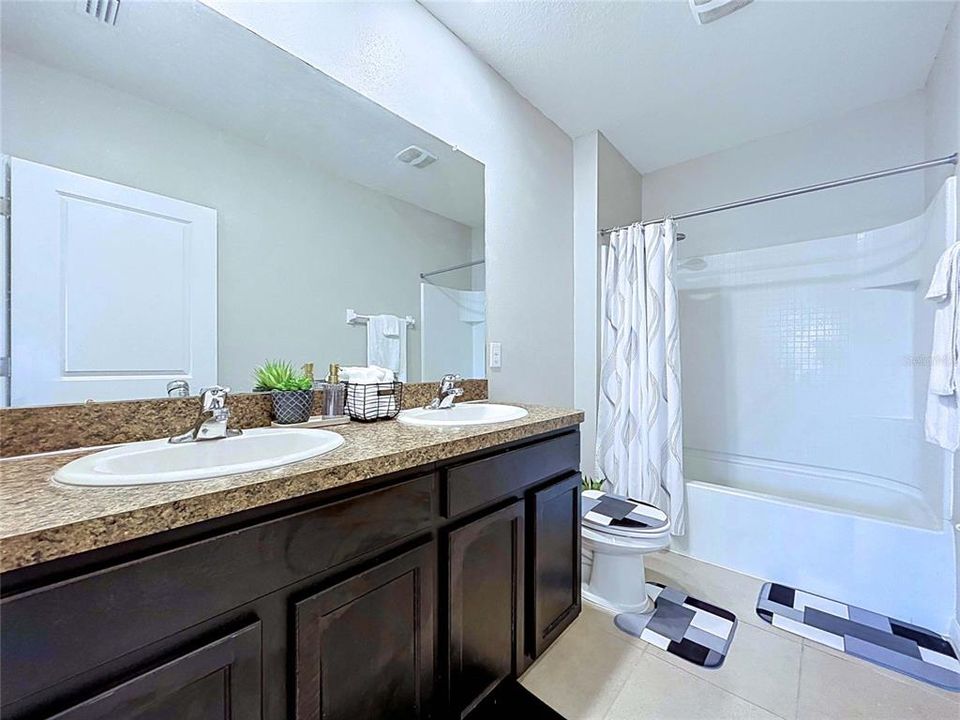 For Sale: $500,000 (5 beds, 3 baths, 2447 Square Feet)
