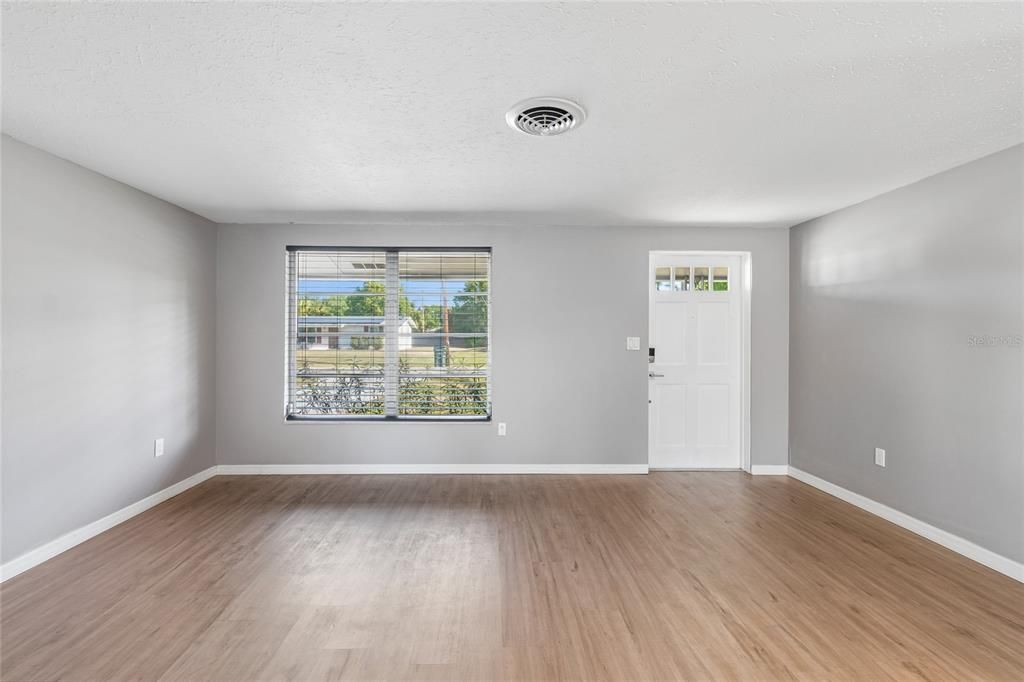 For Sale: $365,000 (3 beds, 1 baths, 1118 Square Feet)