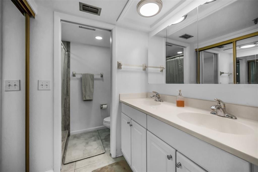 For Sale: $525,000 (2 beds, 2 baths, 1345 Square Feet)