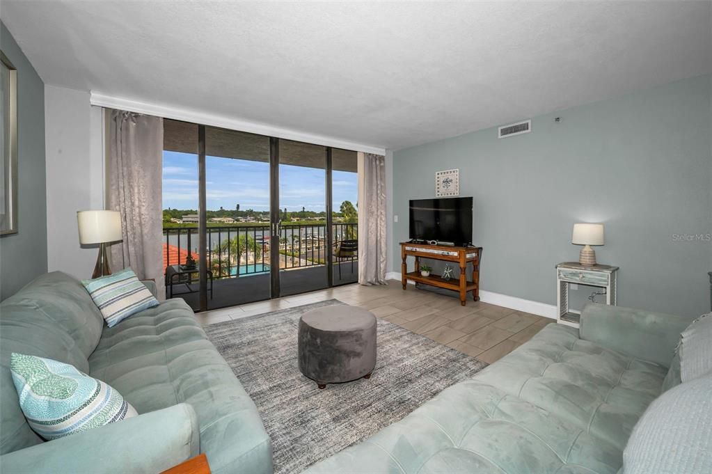For Sale: $525,000 (2 beds, 2 baths, 1345 Square Feet)