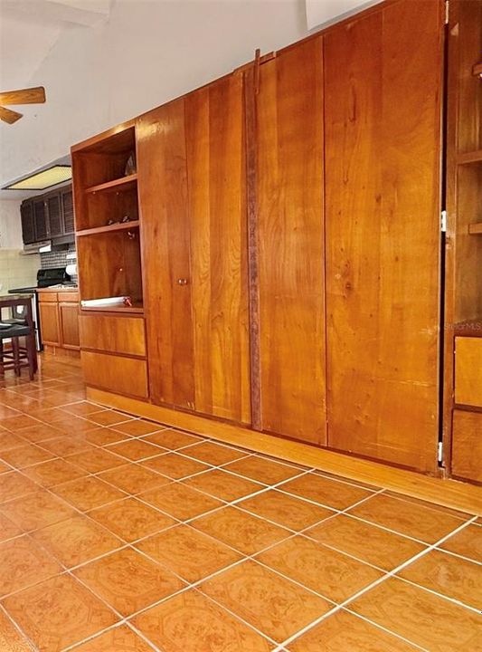На продажу: $365,000 (0 спален, 1 ванн, 594 Квадратных фут)