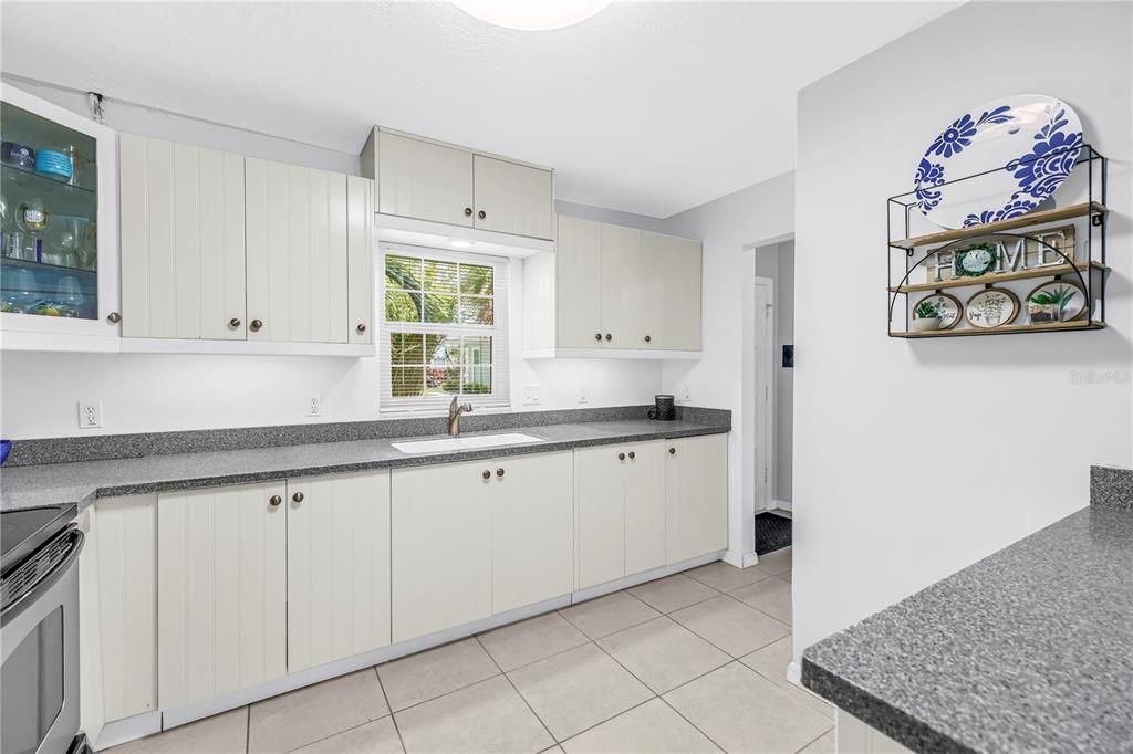For Sale: $189,000 (1 beds, 1 baths, 872 Square Feet)