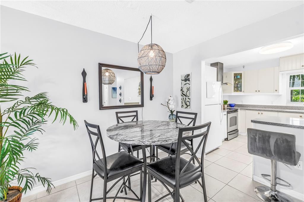 For Sale: $189,000 (1 beds, 1 baths, 872 Square Feet)