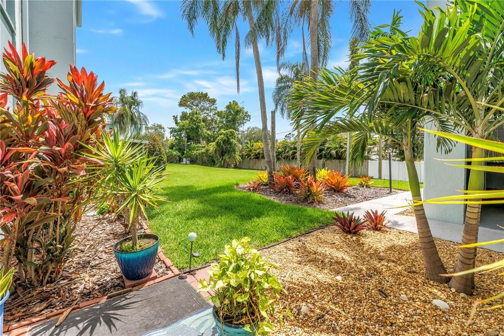 For Sale: $189,000 (1 beds, 1 baths, 872 Square Feet)