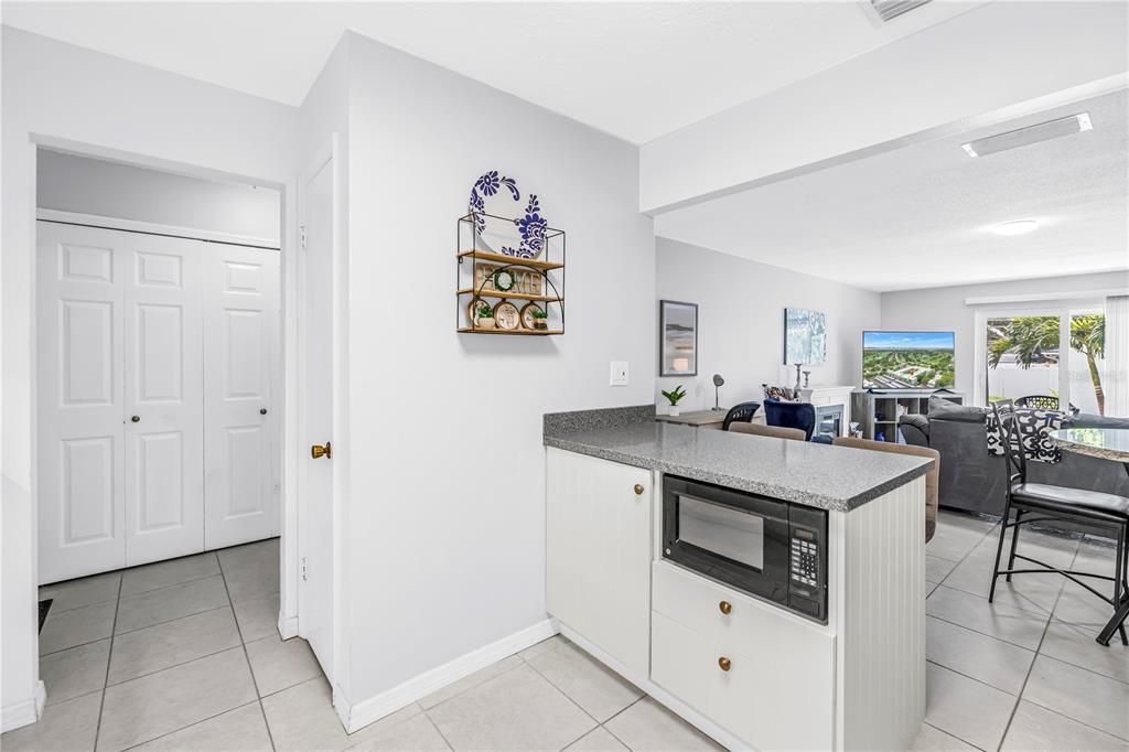 For Sale: $189,000 (1 beds, 1 baths, 872 Square Feet)