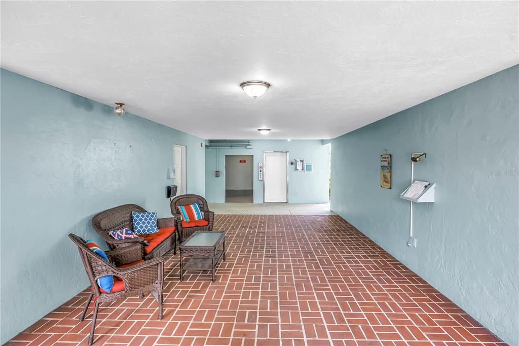 For Sale: $189,000 (1 beds, 1 baths, 872 Square Feet)