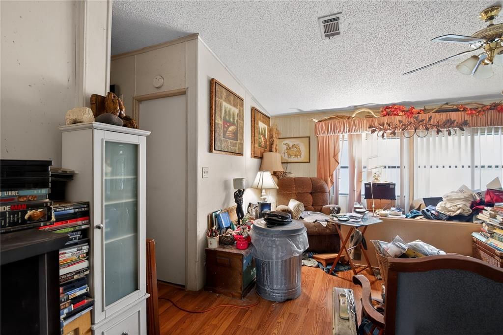 For Sale: $79,900 (2 beds, 2 baths, 1188 Square Feet)