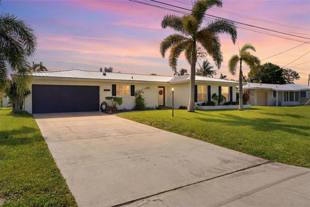 For Sale: $725,000 (3 beds, 2 baths, 1953 Square Feet)