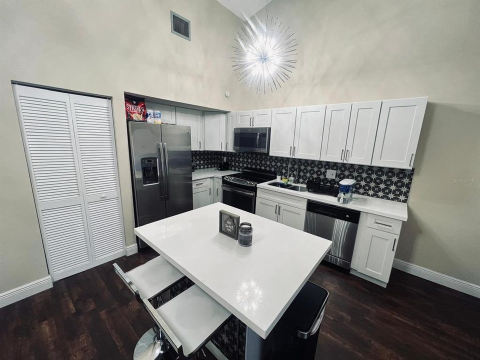 For Rent: $2,200 (2 beds, 2 baths, 1139 Square Feet)