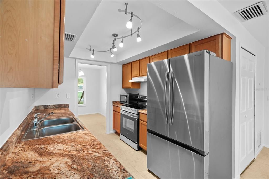 На продажу: $419,000 (2 спален, 2 ванн, 1469 Квадратных фут)