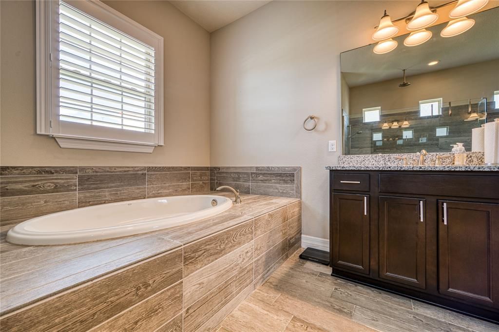 Под контрактом: $999,400 (5 спален, 4 ванн, 4410 Квадратных фут)