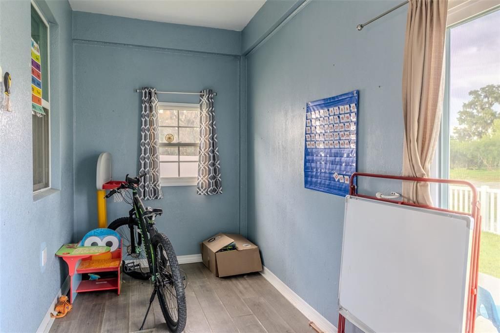 En Venta: $324,999 (4 camas, 2 baños, 1983 Pies cuadrados)
