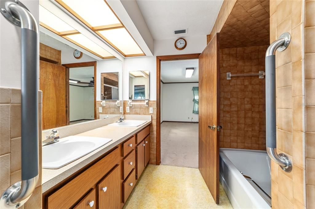 For Sale: $1,050,000 (4 beds, 3 baths, 6878 Square Feet)