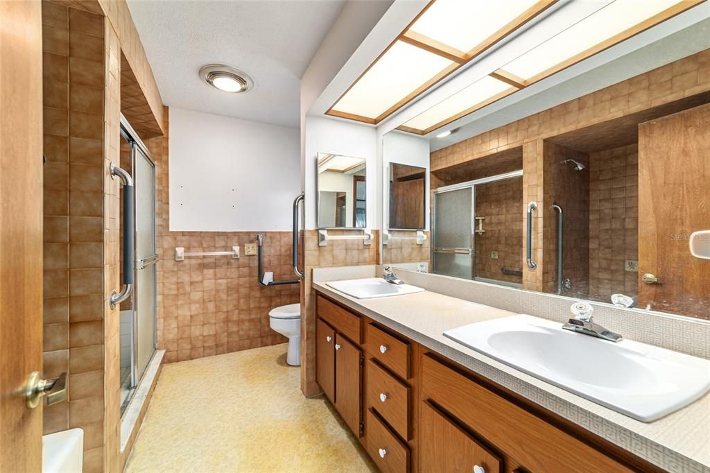 For Sale: $1,050,000 (4 beds, 3 baths, 6878 Square Feet)