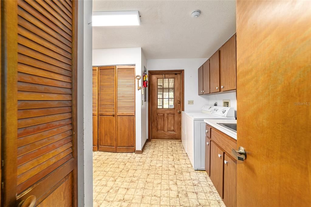For Sale: $1,050,000 (4 beds, 3 baths, 6878 Square Feet)