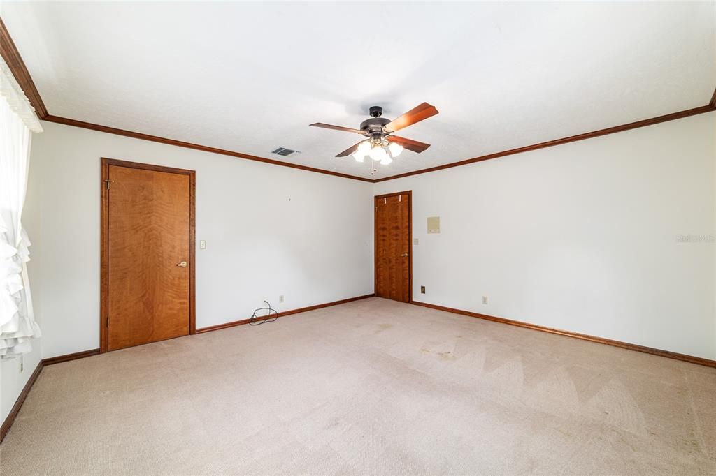 For Sale: $1,050,000 (4 beds, 3 baths, 6878 Square Feet)