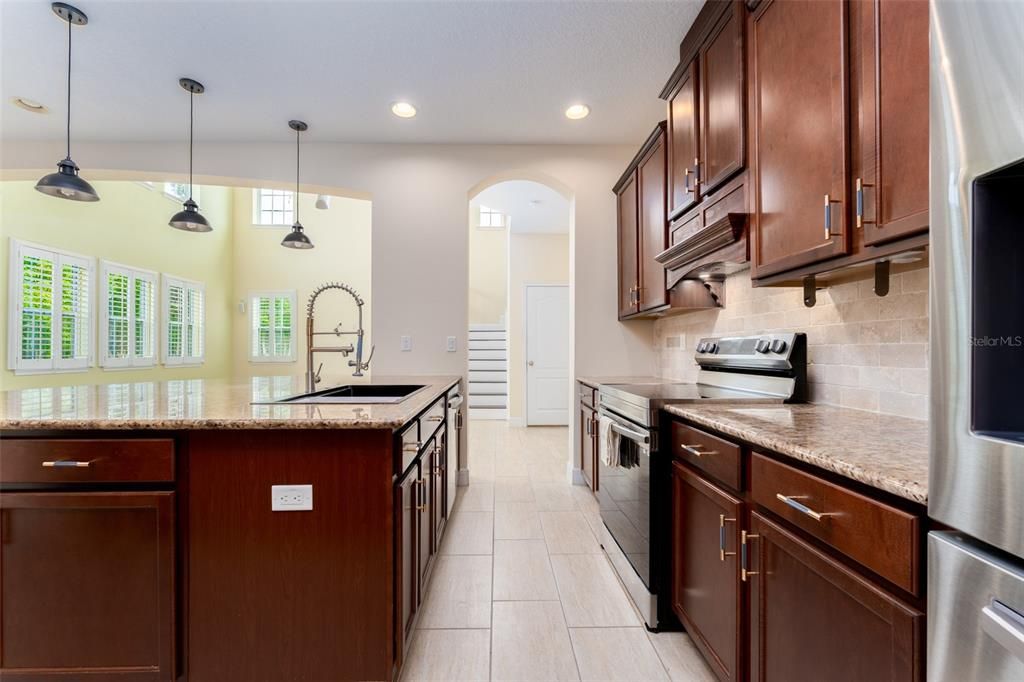 En Venta: $649,000 (4 camas, 3 baños, 3023 Pies cuadrados)