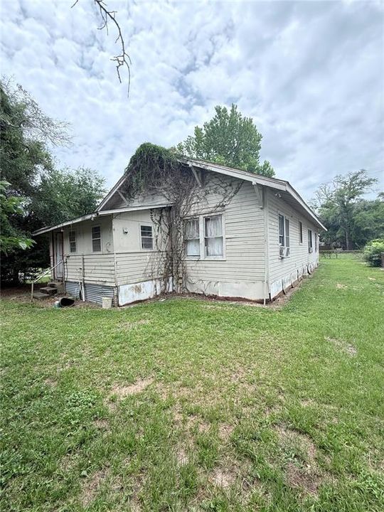 For Sale: $89,900 (3 beds, 1 baths, 1806 Square Feet)