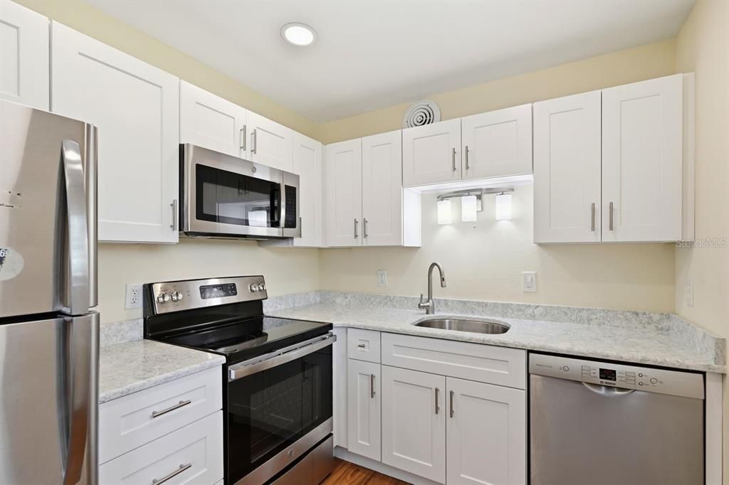For Sale: $159,000 (2 beds, 2 baths, 953 Square Feet)