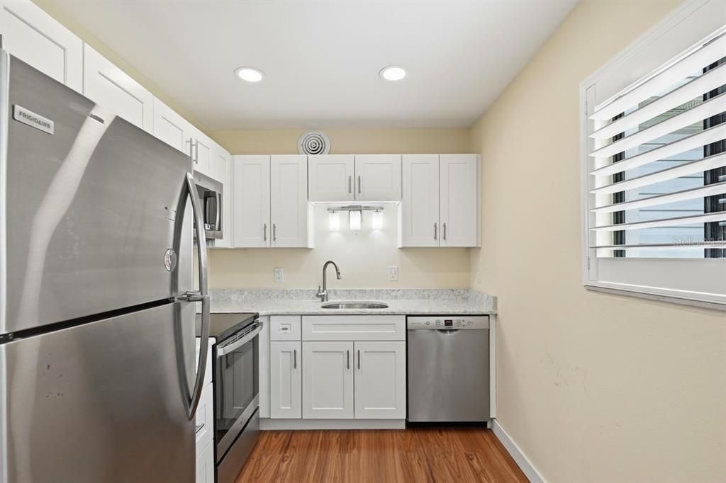 For Sale: $159,000 (2 beds, 2 baths, 953 Square Feet)