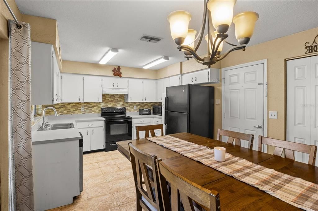 For Sale: $399,900 (3 beds, 2 baths, 2334 Square Feet)