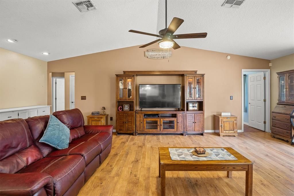 For Sale: $399,900 (3 beds, 2 baths, 2334 Square Feet)