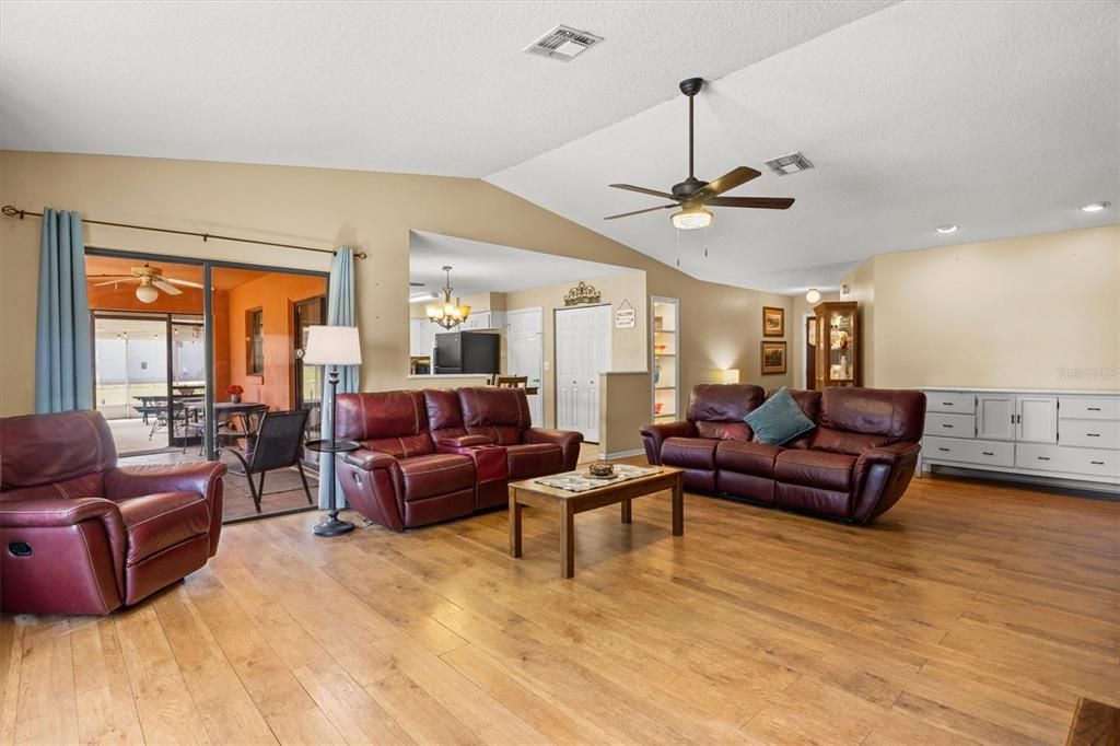 For Sale: $399,900 (3 beds, 2 baths, 2334 Square Feet)