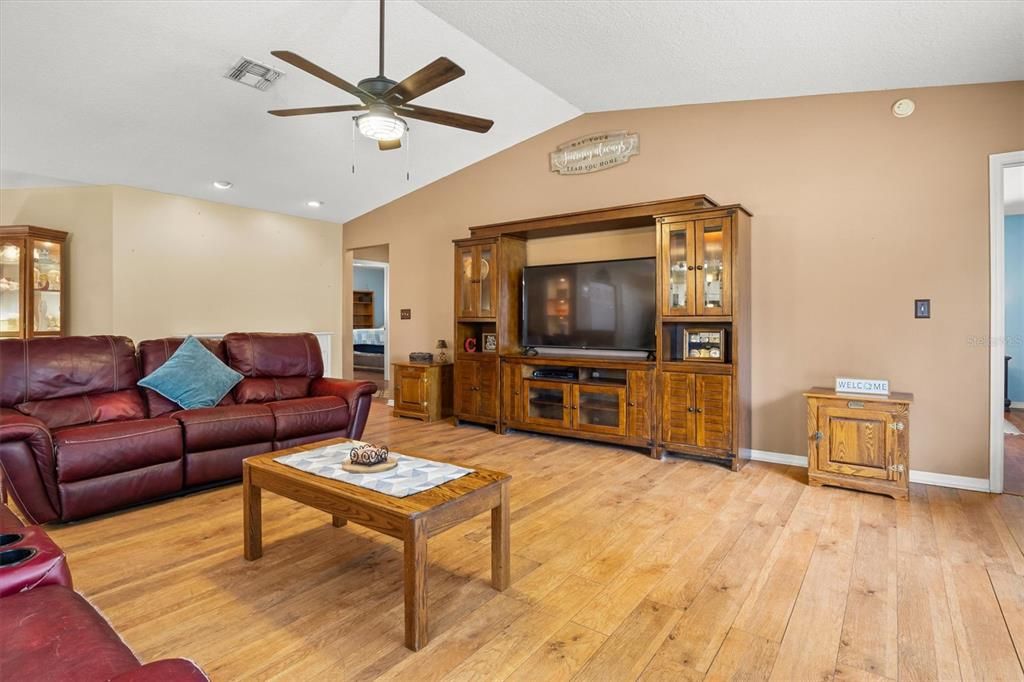 For Sale: $399,900 (3 beds, 2 baths, 2334 Square Feet)