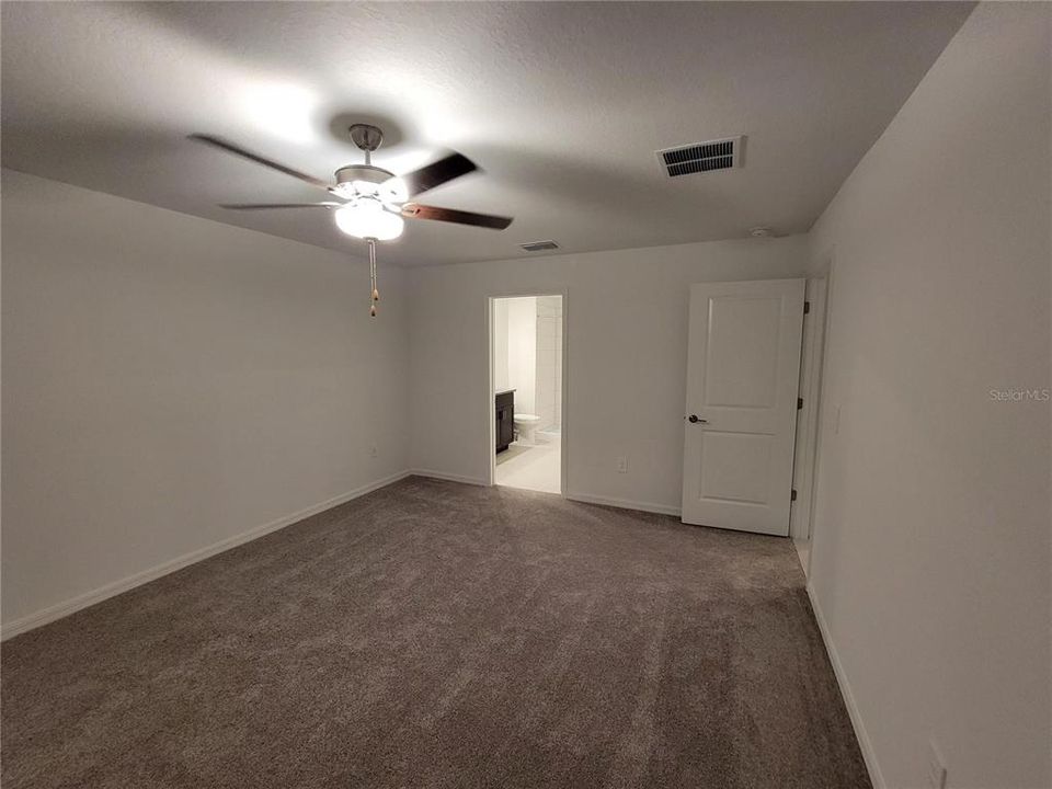 For Sale: $299,900 (3 beds, 2 baths, 1561 Square Feet)
