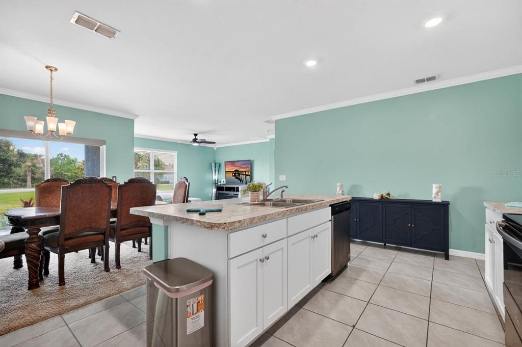 En Venta: $358,000 (4 camas, 2 baños, 1846 Pies cuadrados)