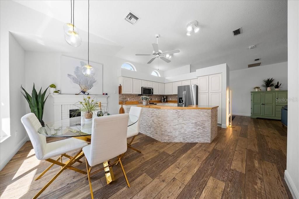 For Sale: $587,500 (2 beds, 2 baths, 1522 Square Feet)