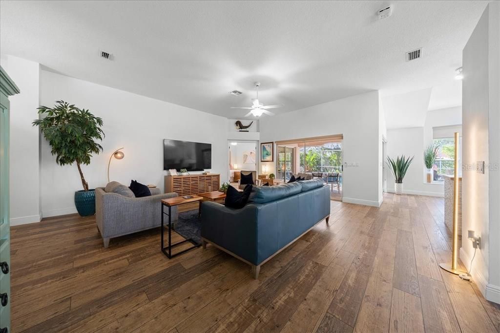 For Sale: $587,500 (2 beds, 2 baths, 1522 Square Feet)