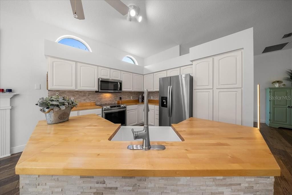For Sale: $587,500 (2 beds, 2 baths, 1522 Square Feet)