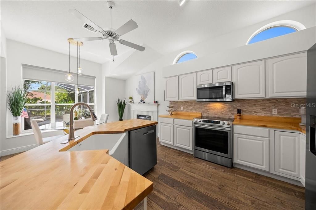 For Sale: $587,500 (2 beds, 2 baths, 1522 Square Feet)