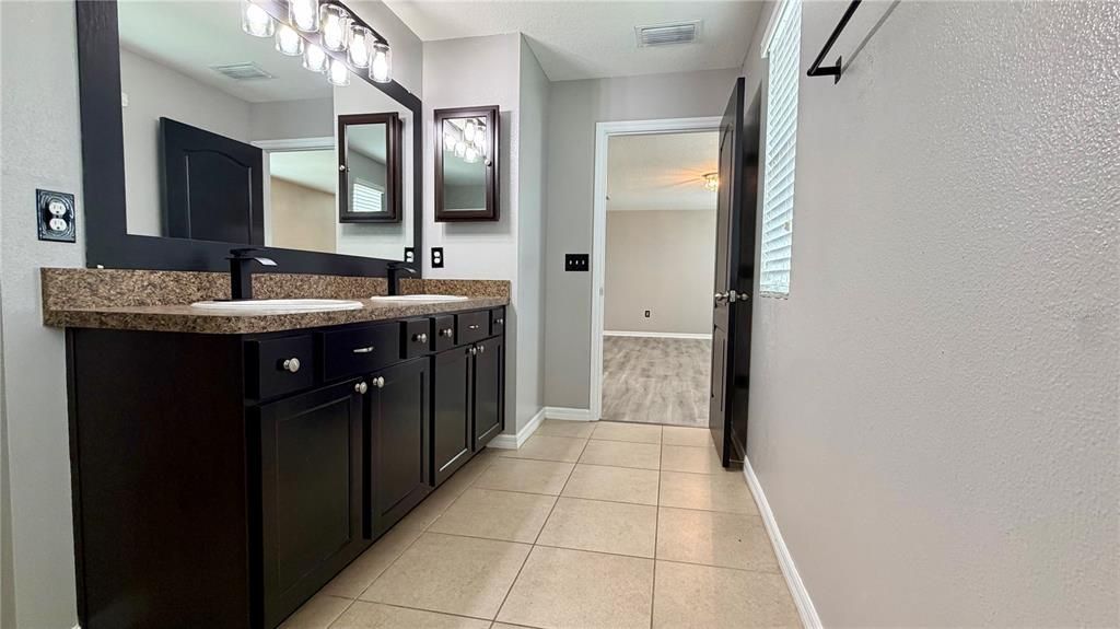 For Rent: $2,800 (4 beds, 2 baths, 2533 Square Feet)