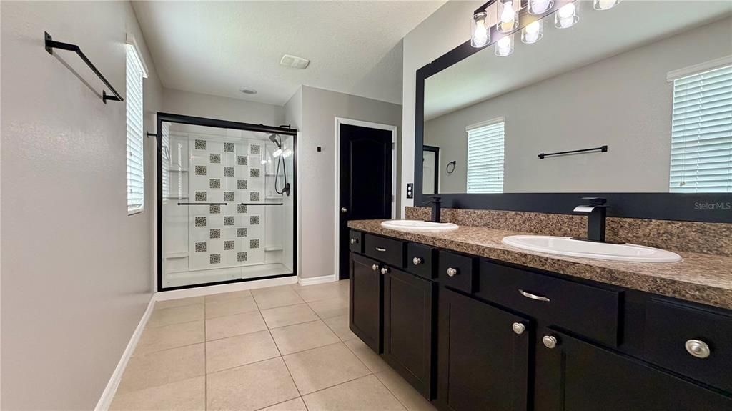 For Rent: $2,800 (4 beds, 2 baths, 2533 Square Feet)