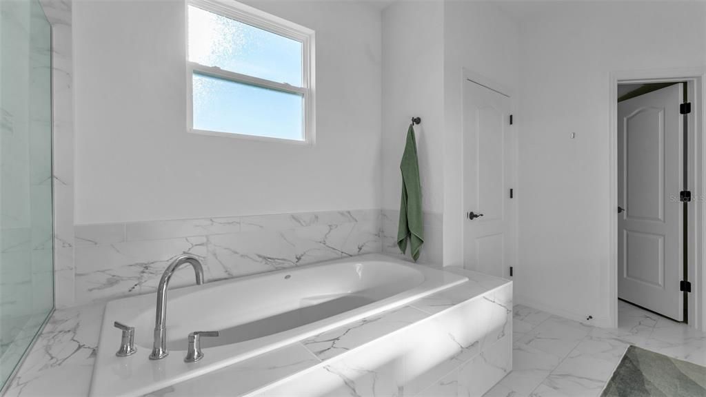 For Sale: $525,000 (4 beds, 3 baths, 2815 Square Feet)