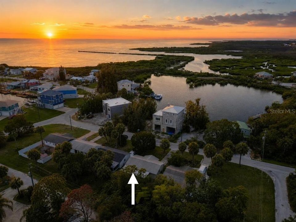 На продажу: $165,000 (2 спален, 1 ванн, 832 Квадратных фут)