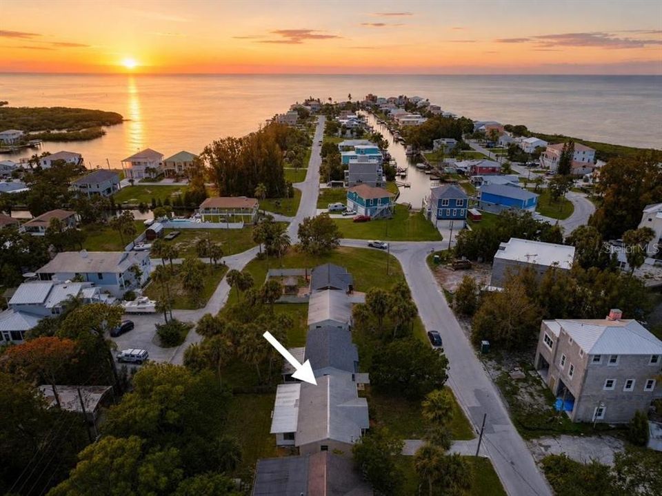 На продажу: $165,000 (2 спален, 1 ванн, 832 Квадратных фут)