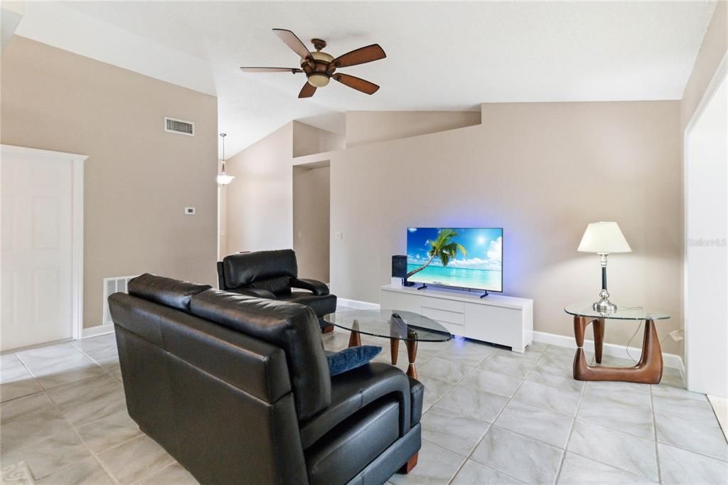 En Venta: $348,000 (3 camas, 2 baños, 1408 Pies cuadrados)