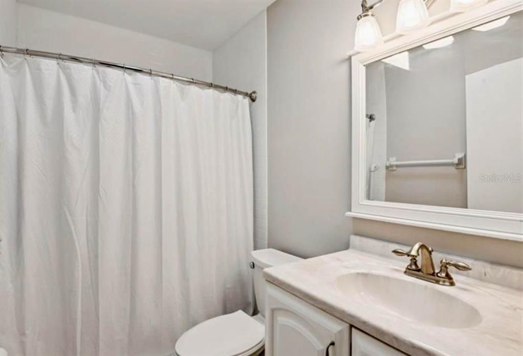 For Sale: $129,900 (2 beds, 2 baths, 984 Square Feet)