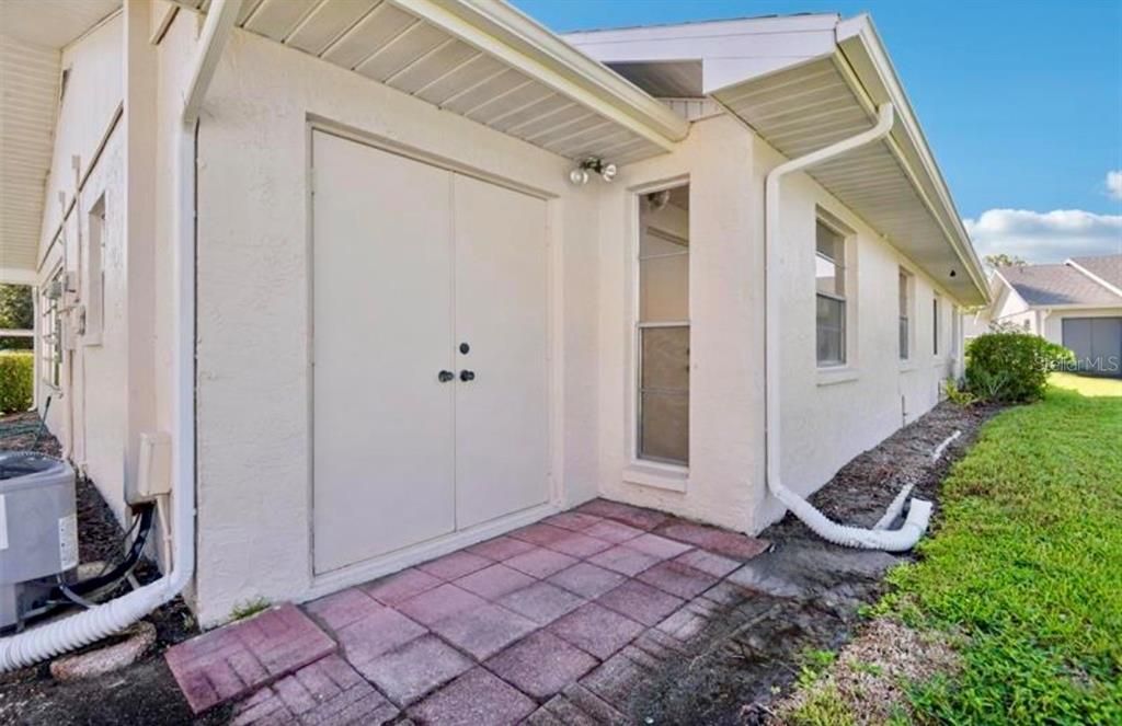 For Sale: $129,900 (2 beds, 2 baths, 984 Square Feet)