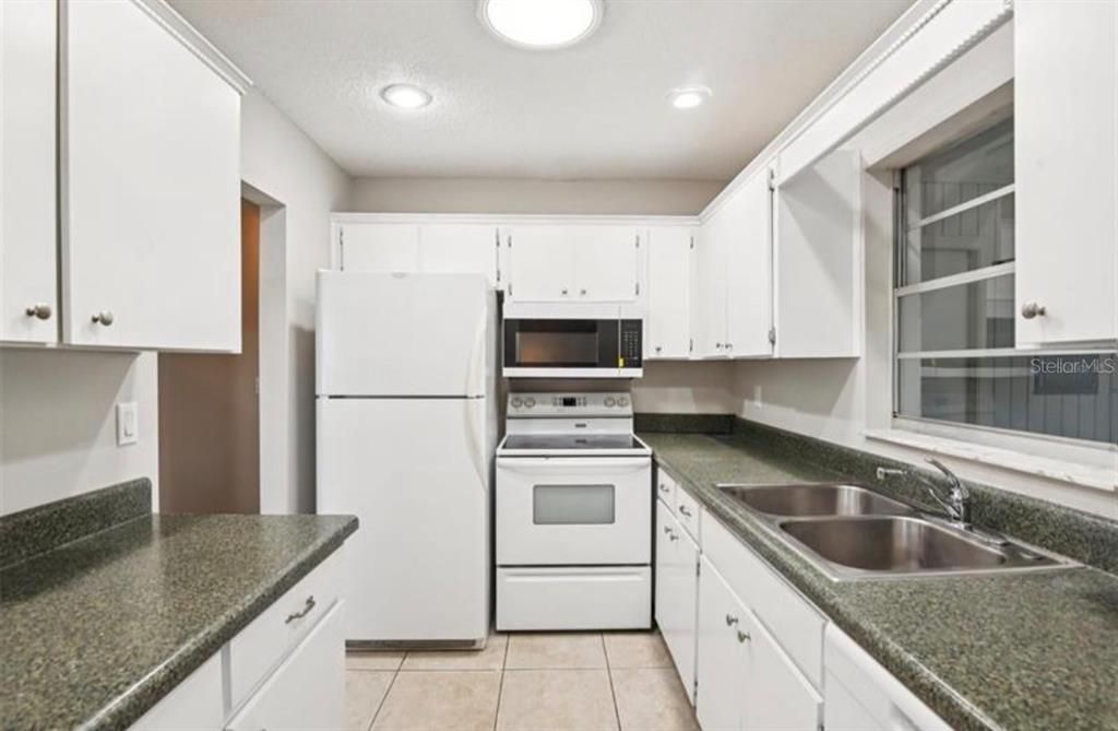 For Sale: $129,900 (2 beds, 2 baths, 984 Square Feet)
