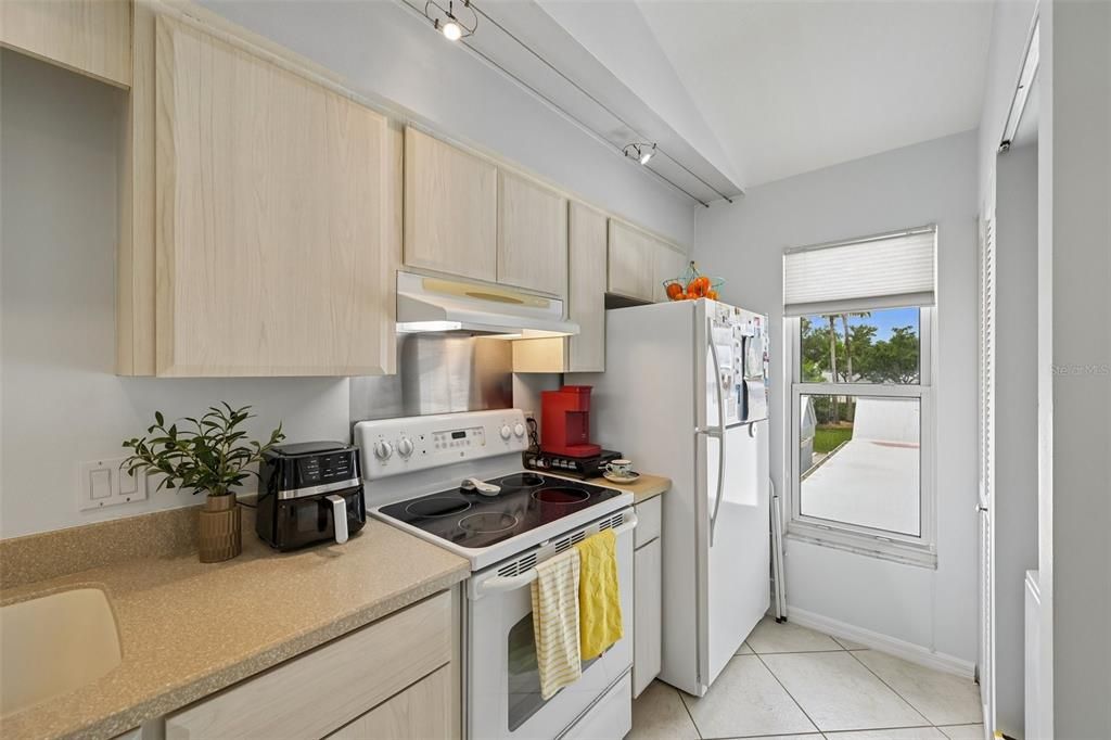 For Sale: $269,000 (2 beds, 2 baths, 1046 Square Feet)