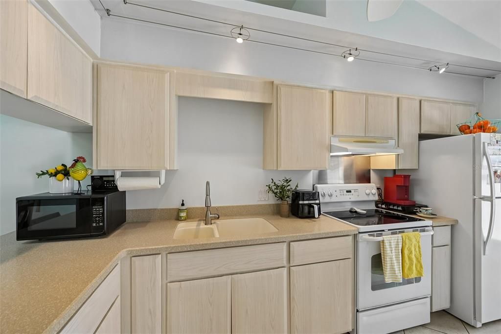 For Sale: $269,000 (2 beds, 2 baths, 1046 Square Feet)