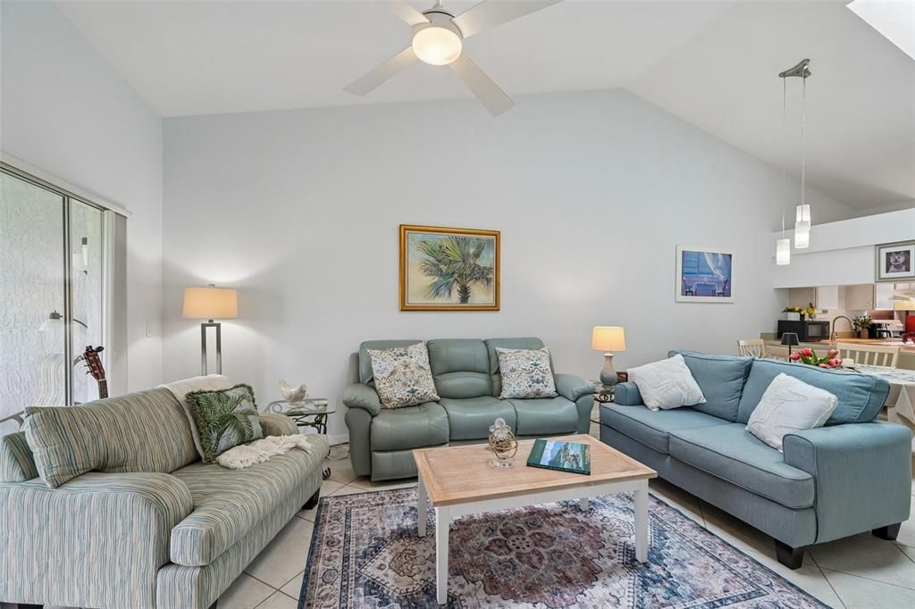 For Sale: $269,000 (2 beds, 2 baths, 1046 Square Feet)