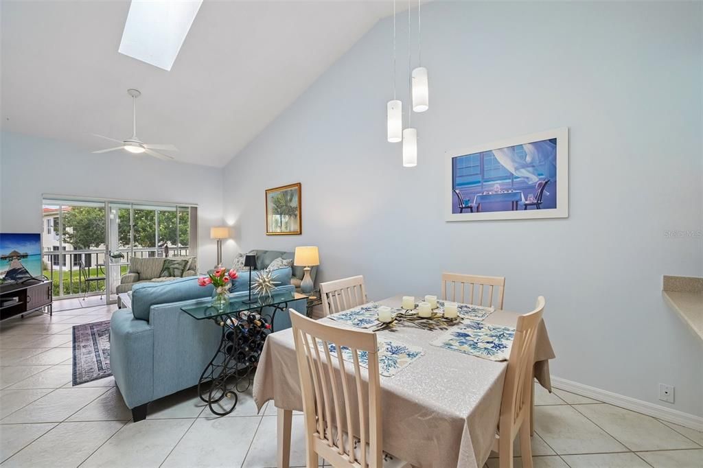 For Sale: $269,000 (2 beds, 2 baths, 1046 Square Feet)