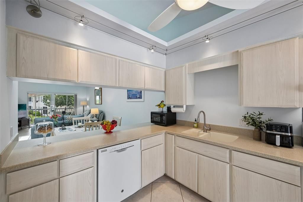 For Sale: $269,000 (2 beds, 2 baths, 1046 Square Feet)