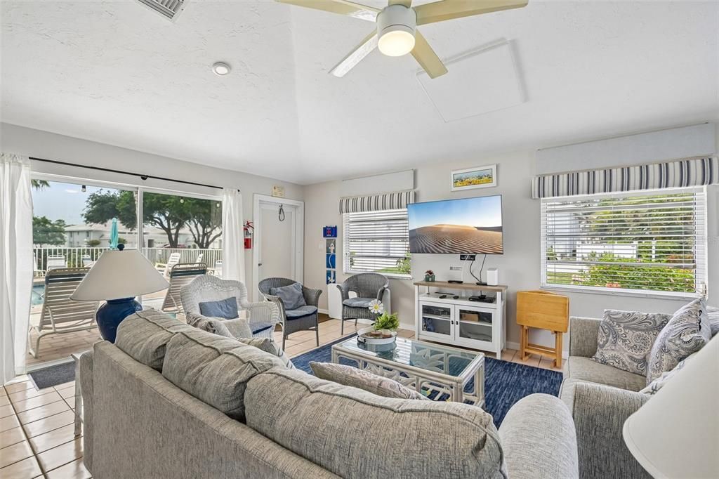 For Sale: $269,000 (2 beds, 2 baths, 1046 Square Feet)